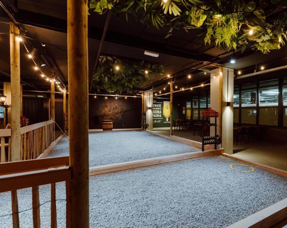 Binnenkant bij Boules club bij een jeu de boules baan